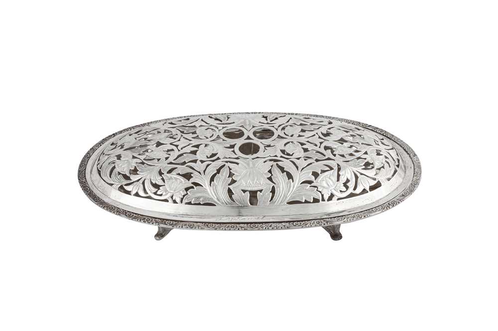 Lot 152 - A late 20th century modern Indian silver serving dish