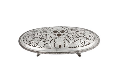 Lot 152 - A late 20th century modern Indian silver serving dish