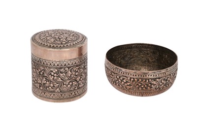 Lot 831 - A MALAY WHITE METAL LIDDED BOX AND CUP