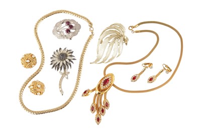 Lot 68 - A GROUP OF COSTUME JEWLLERY
