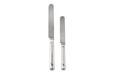 Lot 370 - A set of Elizabeth II sterling silver handled table and side knives, Sheffield 1990 by C. J. Vander