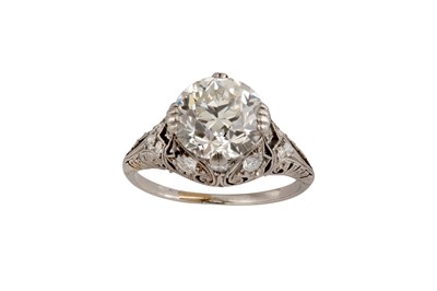 Lot 66 - A diamond single-stone ring