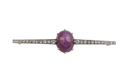 Lot 176 - A PURPLE STAR SAPPHIRE AND DIAMOND BROOCH