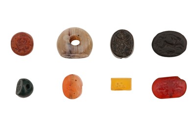 Lot 437 - SEVEN SMALL HARDSTONE INTAGLIO SEALS WITH ANIMAL MOTIFS