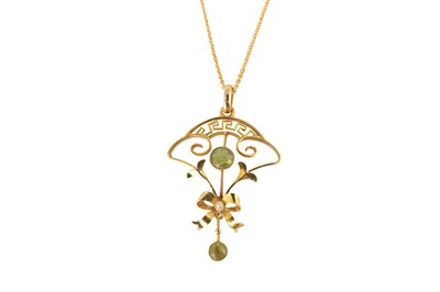 Lot 35 - A PERIDOT PENDANT NECKLACE
