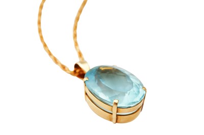 Lot 74 - An aquamarine pendant necklace