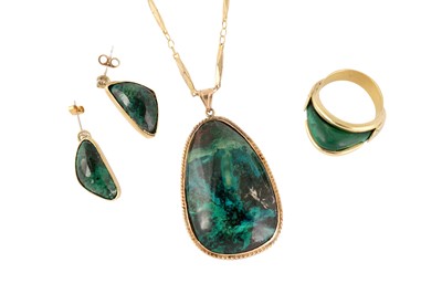 Lot 52 - AN EILAT STONE RING, PENDANT AND EARRING SUITE