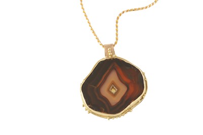 Lot 106 - A TIGER'S EYE PENDANT NECKLACE