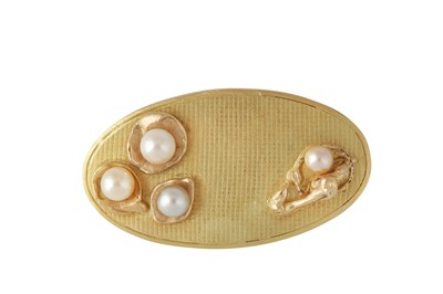 Lot 59 - A PEARL BROOCH