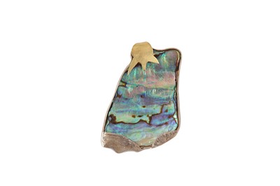 Lot 67 - AN ABALONE MOTHER OF PEARL BROOCH/PENDANT
