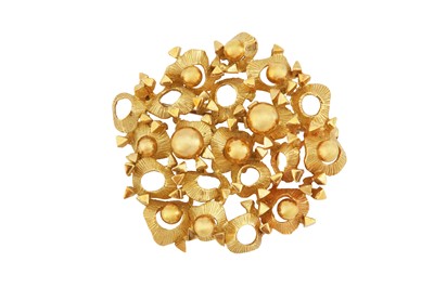 Lot 95 - An abstract brooch
