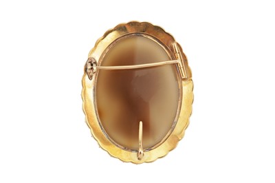 Lot 19 - A cameo and pearl brooch/pendant