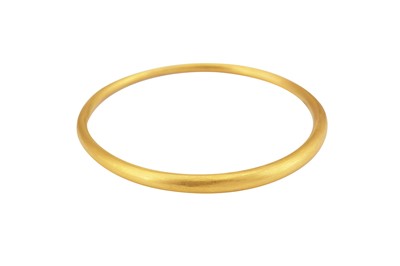 Lot 84 - A gold bangle