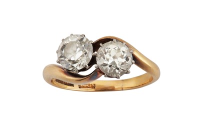 Lot 131 - A diamond toi et moi ring