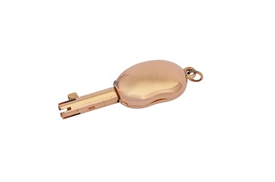 Lot 314 - An Edwardian unmarked gold novelty pocket watch key, circa 1905