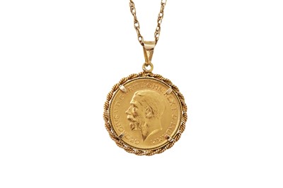 Lot 11 - A George V full sovereign pendant necklace