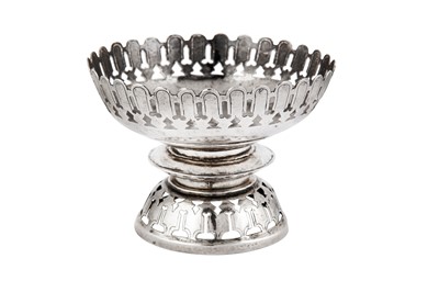 Lot 392 - A late 19th / early 20th century Siamese (Thai) silver footed dish, circa 1900, mark of Zhong Hong Xing