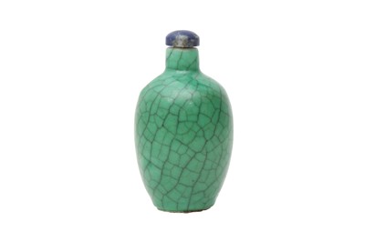 Lot 442 - A CHINESE APPLE-GREEN CRACKLE-GLAZED SNUFF BOTTLE