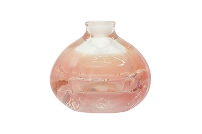 Lot 456 - A GLASS SNUFF BOTTLE