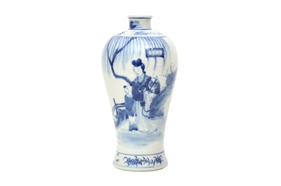 Lot 197 - A CHINESE BLUE AND WHITE 'LADY AND BOY' VASE, MEIPING