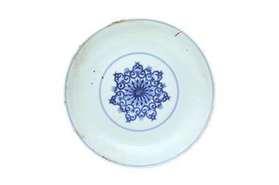 Lot 198 - A CHINESE BLUE AND WHITE 'LOTUS SCROLL' DISH