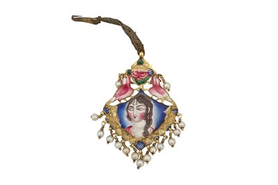 Lot 24 - A POLYCHROME-PAINTED ENAMELLED GILT PENDANT WITH A QAJAR BEAUTY