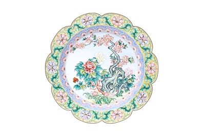 Lot 519 - A CHINESE CANTON ENAMEL CHARGER