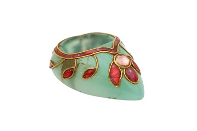 Lot 372 - AN ENCRUSTED MUGHAL-STYLE GREEN HARDSTONE THUMB RING