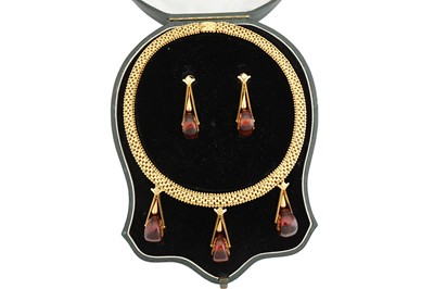 Lot 28 - An amber necklace and earring suite