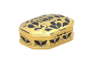 Lot 370 - A PARCEL-GILT CHAMPLEVÉ ENAMELLED LIDDED BOX