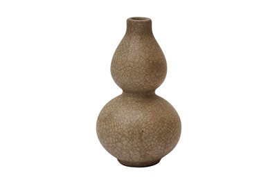 Lot 495 - A CHINESE CRACKLE-GLAZED DOUBLE GOURD VASE