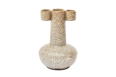 Lot 496 - A CHINESE GE-TYPE ARROW VASE