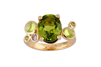 Lot 112 - A peridot and tanzanite ring