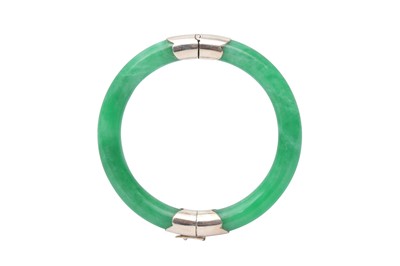 Lot 473 - A CHINESE APPLE-GREEN JADE BANGLE