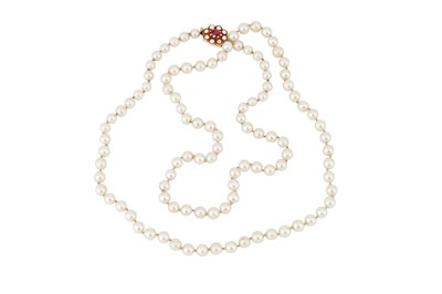 Lot 28 - A CULTURED PEARL NECKLACE