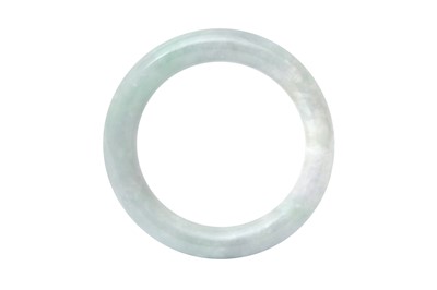 Lot 472 - A CHINESE JADEITE BANGLE