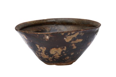 Lot 185 - A CHINESE JIZHOU 'PAPER-CUT' TEA BOWL