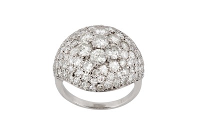 Lot 49 - A diamond bombé ring