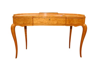 Lot 731 - A CONTEMPORARY BESPOKE WALNUT DRESSING TABLE