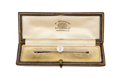 Lot 178 - A diamond single-stone bar brooch