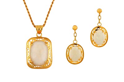 Lot 63 - An opal necklace and earring suite