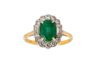 Lot 78 - An emerald and diamond cluster ring