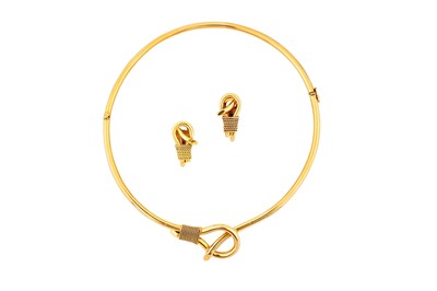 Lot 31 - A necklace and earclip suite