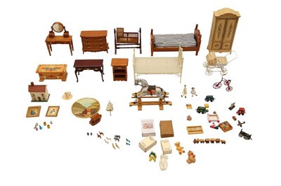 Lot 117 - A COLLECTION OF DOLLS HOUSE BEDROOM FURNITURE, FURNISHINGS & MINIATURE TOYS
