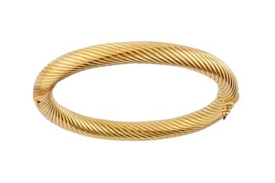 Lot 24 - A ropetwist bangle