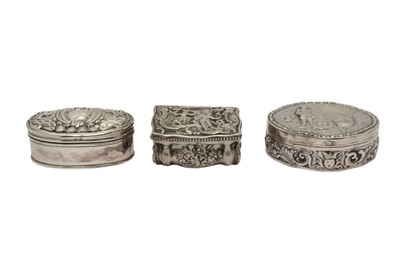 Lot 45 - A MIXED GROUP INCLUDING A LATE 19TH CENTURY GERMAN SILVER SNUFF BOX, HANAU CIRCA 1890 BY GEBRUDER DINGELDIN