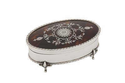 Lot 2 - A GEORGE V STERLING SILVER AND TORTOISESHELL JEWELLERY BOX, LONDON 1914 BY GOLDSMITHS AND SILVERSMITHS