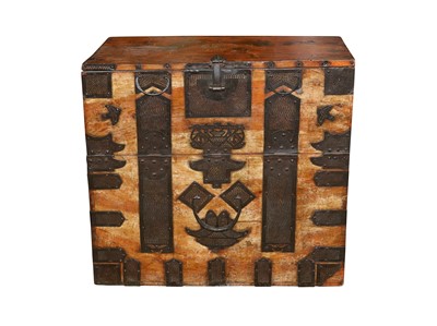 Lot 260 - A KOREAN JOSEON DYNASTY (1392-1897), BANDAJI CHEST, 19TH CENTURY
