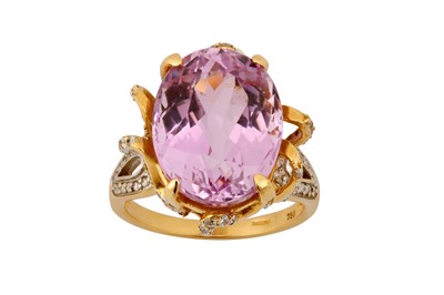Lot 175 - A KUNZITE AND DIAMOND DRESS RING
