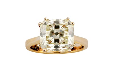 Lot 33 - A diamond single-stone ring